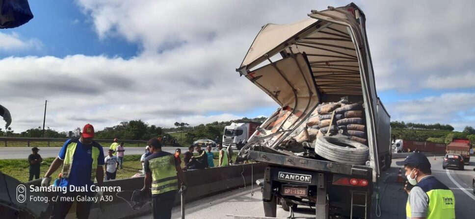 Grave acidente é registrado entre caminhões, ônibus e carreta na BR-381