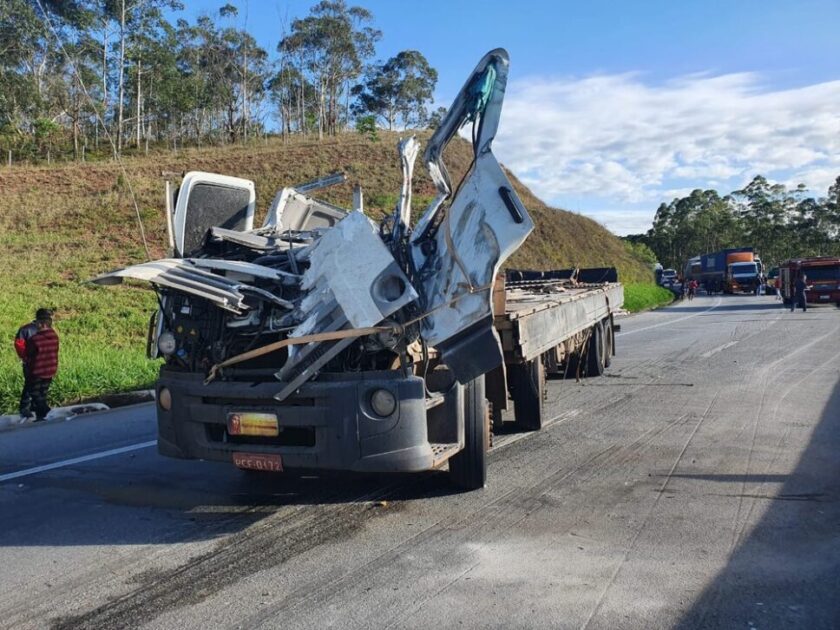 Grave acidente é registrado entre caminhões, ônibus e carreta na BR-381