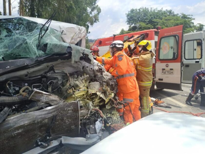 Acidente grave envolvendo cinco veículos deixa três mortos e vários feridos na BR-459