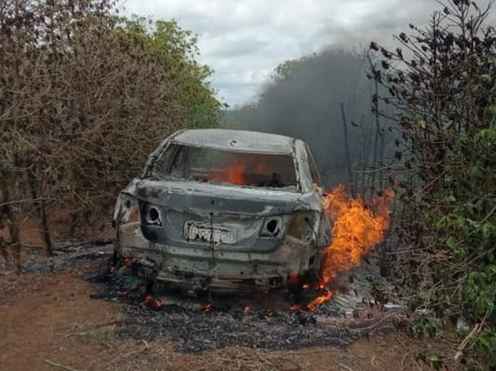 Carro utilizado pelos suspeitos foi encontrado queimado em estrada rural de Muzambinho (MG) — Foto: Divulgação/Helder Almeida