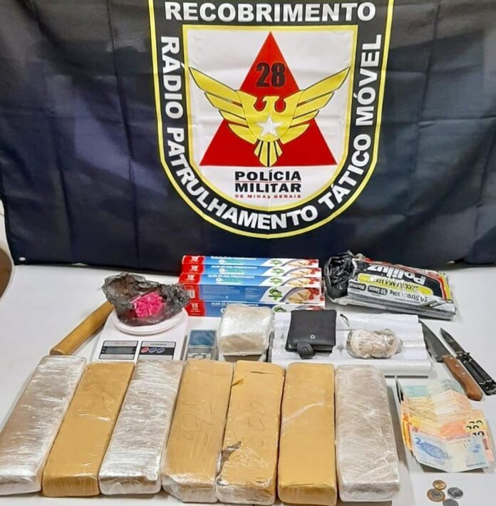 Cerca de sete quilos de maconha foram apreendidos em sítio abandonado em São Sebastião do Paraíso (MG) — Foto: Polícia Militar