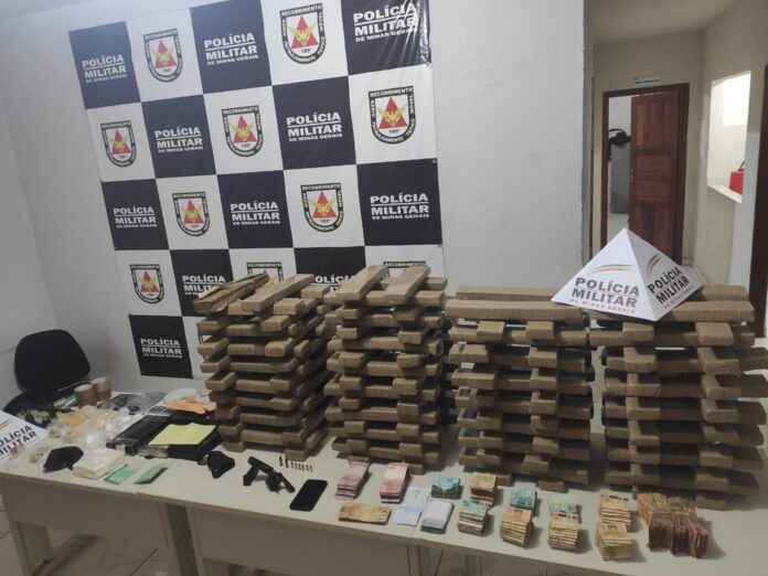 Polícia Militar apreende 132 quilos de maconha e mais de R$ 100 mil dentro em estacionamento particular de Pouso Alegre — Foto: Divulgação/Polícia Militar