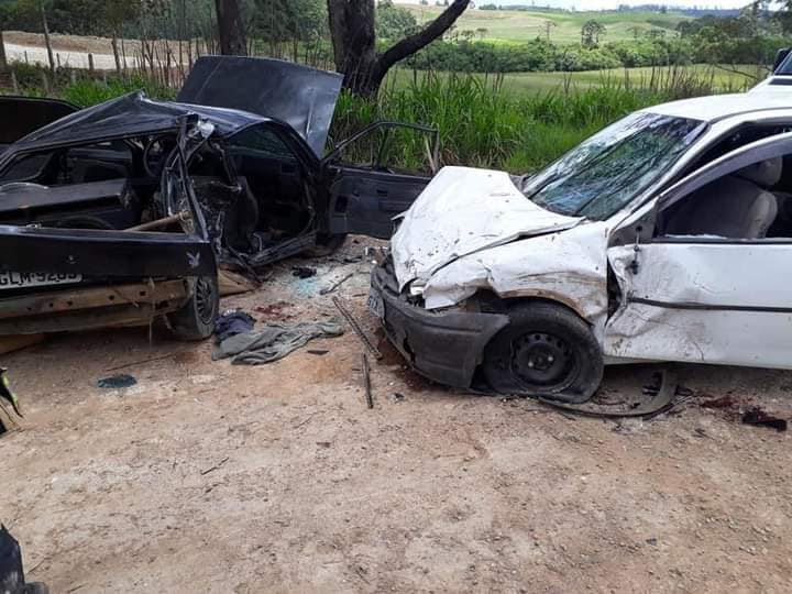 Bebê e mais ocupantes de carros ficam feridos em acidente na MGC-146