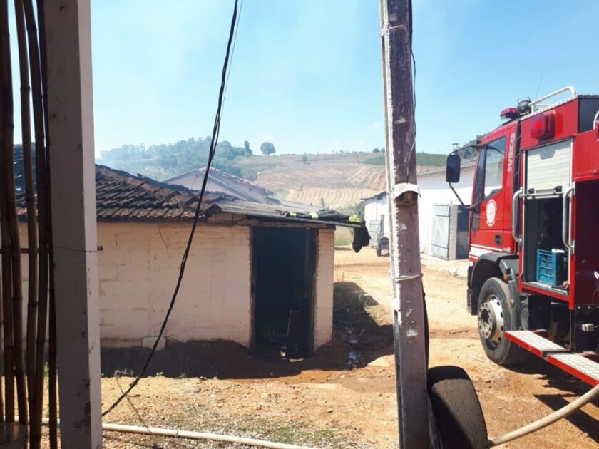 Incêndio destrói barracão e toneis de bebidas alcoólicas em Tapiratiba