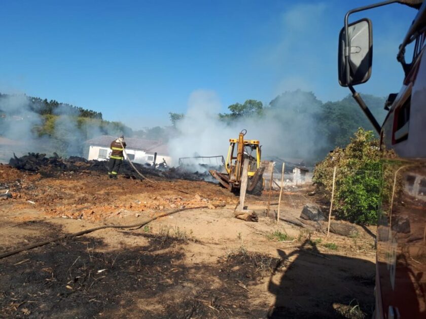 Incêndio destrói barracão e toneis de bebidas alcoólicas em Tapiratiba