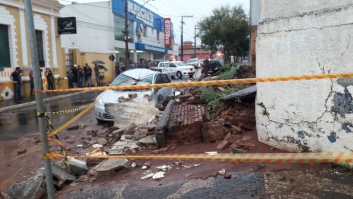 Mãe e filha (55 e 26 anos) morrem após desabamento de muro durante temporal