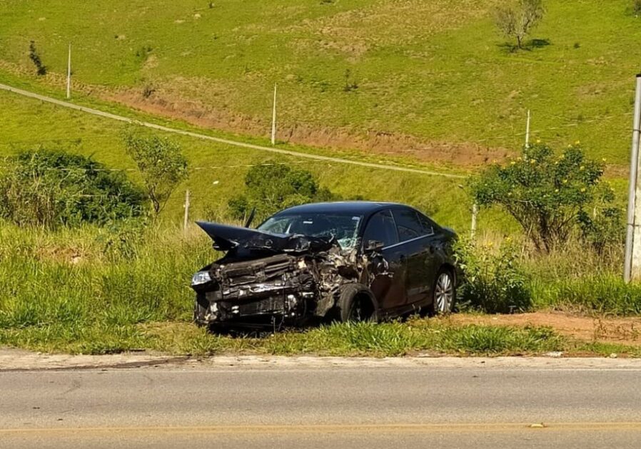 Acidente entre três veículos deixa dois mortos 