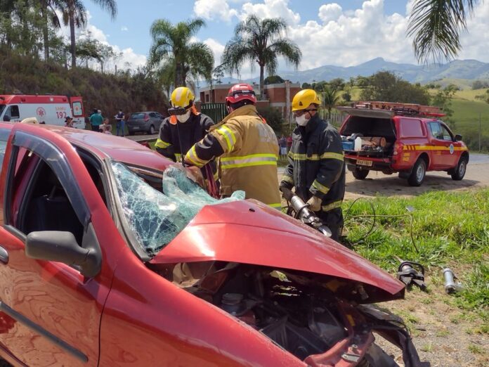 Acidente mata duas pessoas entre Cambuí e Córrego do Bom Jesus (MG) — Foto: Corpo de Bombeiros