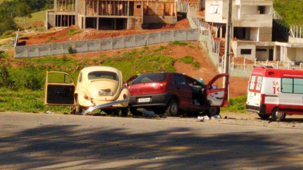 Acidente entre três veículos deixa dois mortos na rodovia MG-295