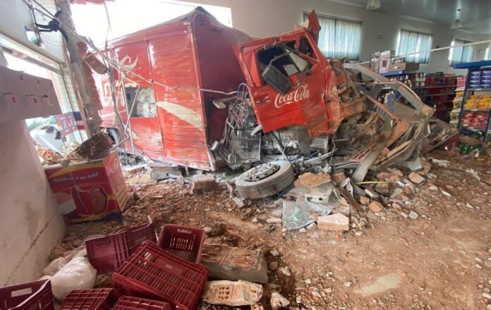 Três pessoas ficam feridas após caminhão perder o freio e invadir supermercado