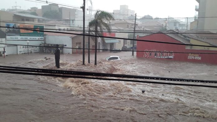 Chuva com granizo causa alagamentos e arrasta veículos no centro de São Carlos