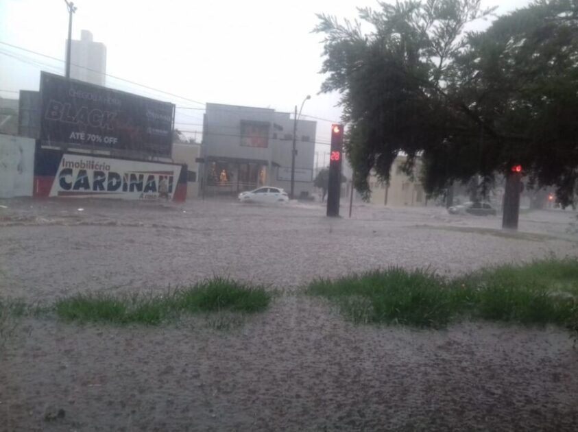 Chuva com granizo causa alagamentos e arrasta veículos no centro de São Carlos