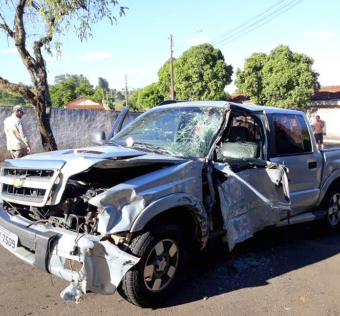 Veículo ficou destruído após colisão em Descalvado — Foto: Wagner Souza