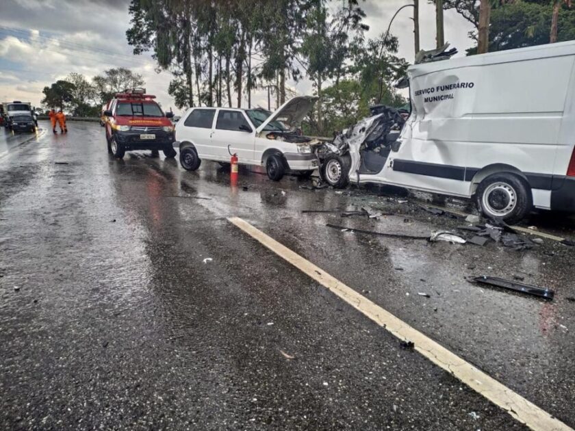 Acidente grave envolvendo cinco veículos deixa três mortos e vários feridos 