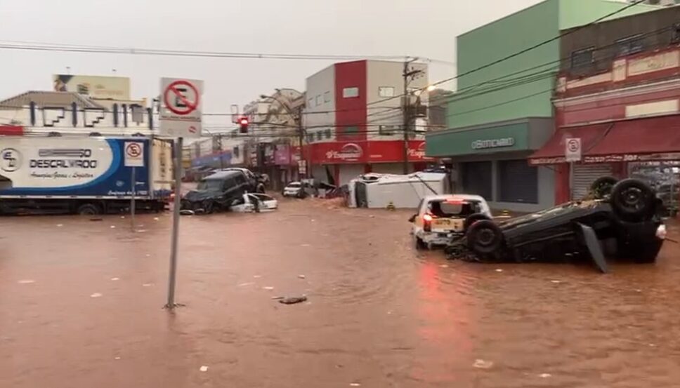 Chuva com granizo causa alagamentos e arrasta veículos no centro de São Carlos