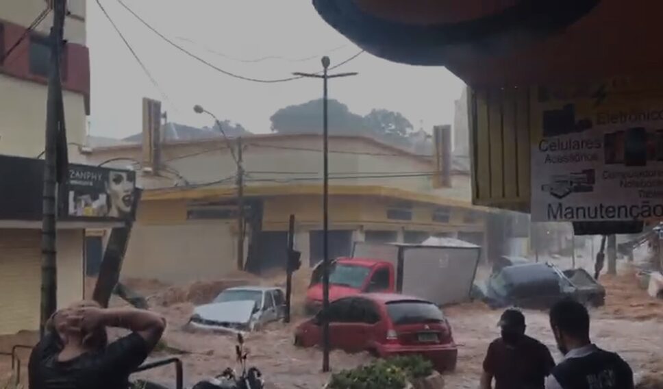 Chuva com granizo causa alagamentos e arrasta veículos no centro de São Carlos