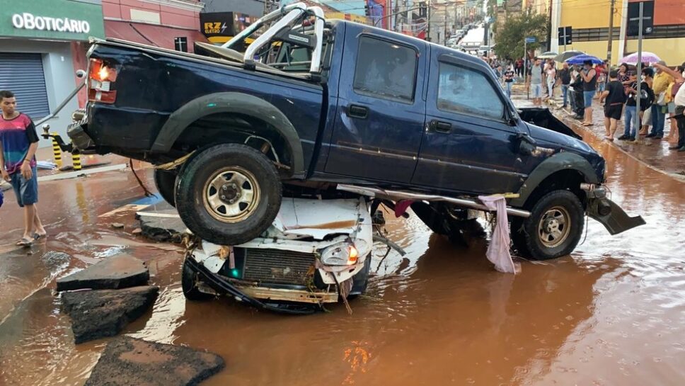 Chuva com granizo causa alagamentos e arrasta veículos 