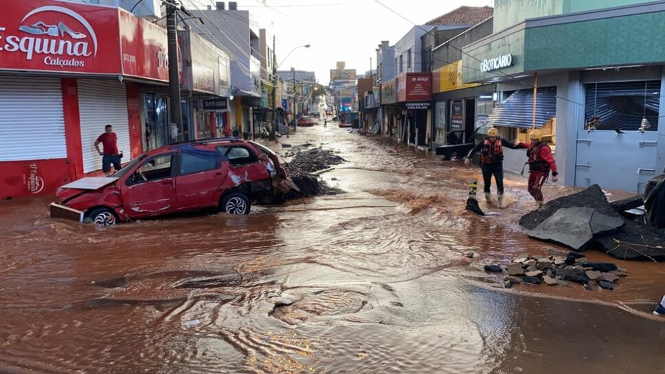 Chuva com granizo causa alagamentos e arrasta veículos 