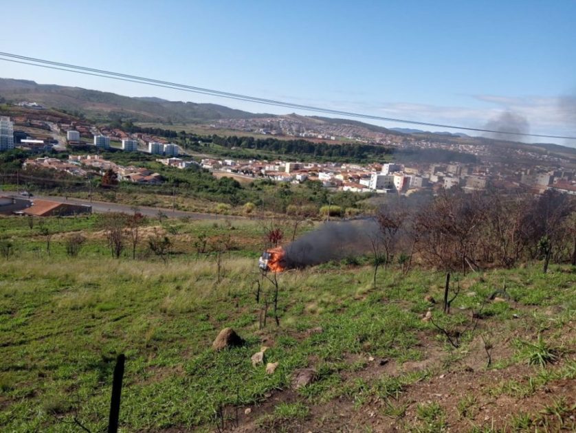 Gestante fica ferida após carro cair em barranco e pegar fogo no bairro São Bento