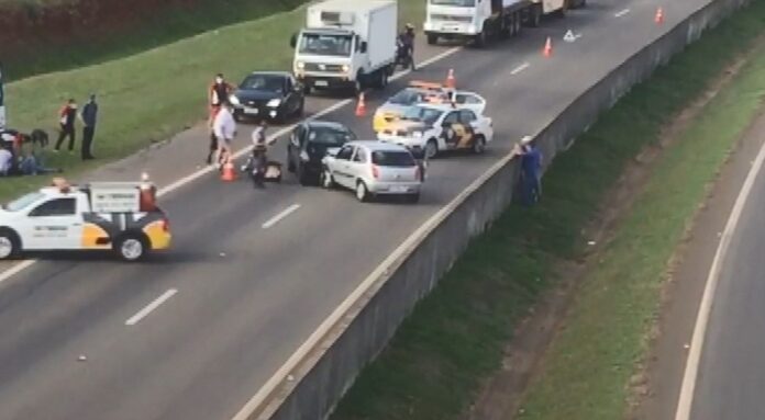 Colisão entre dois carros deixou feridos graves em Mogi Guaçu — Foto: Reprodução/EPTV