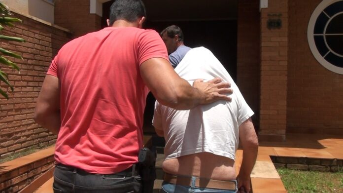 idoso tinha materiais ligados ao tráfico e exploração sexual de criança em Casa Branca — Foto: Ary Molinari/Polícia em Ação