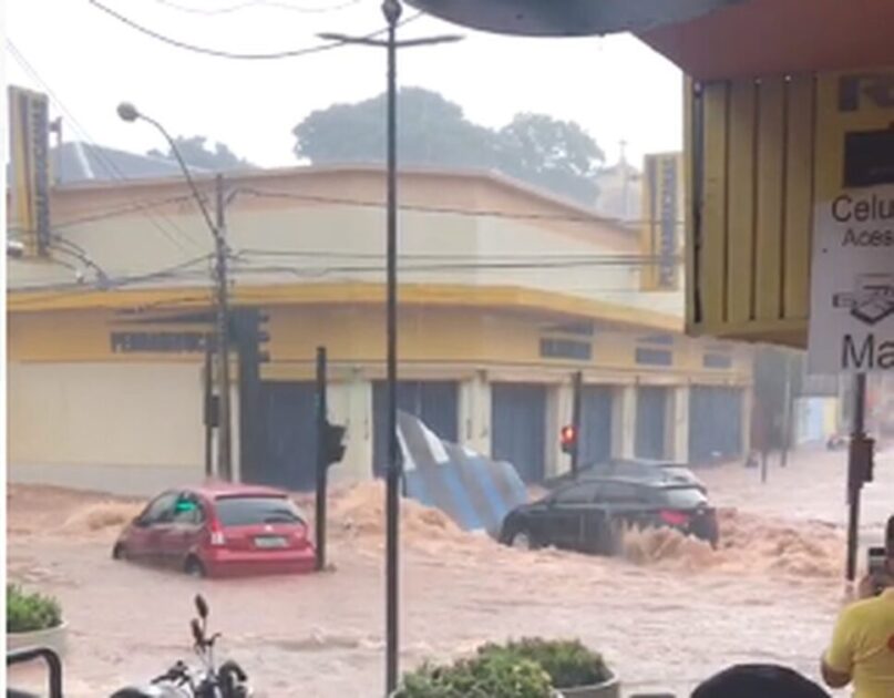 Chuva com granizo causa alagamentos e arrasta veículos no centro de São Carlos