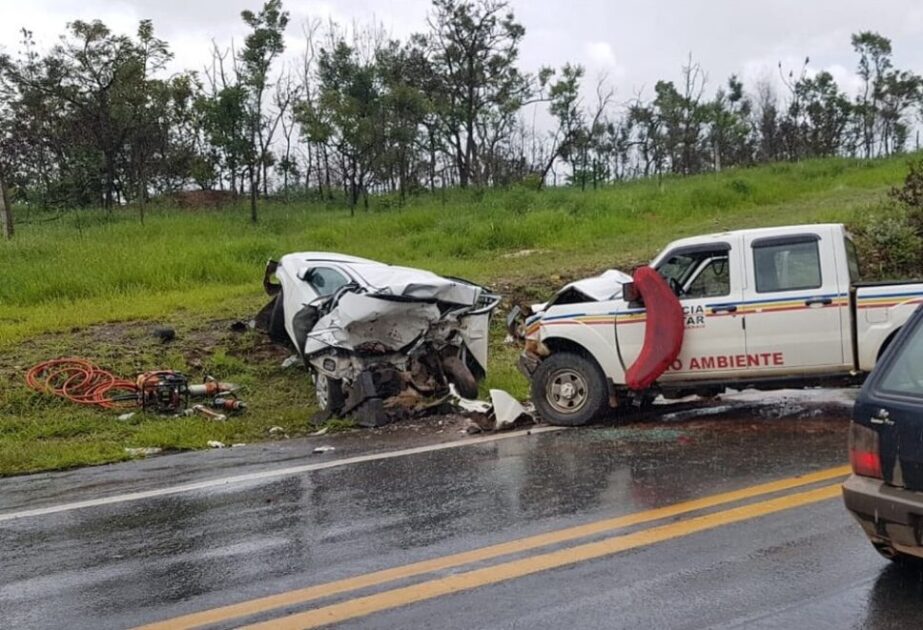 Acidente entre carro de passeio e viatura da polícia deixa cinco mortos e três feridos na MG-050