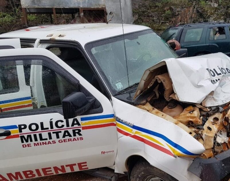 Acidente entre carro de passeio e viatura da polícia deixa cinco mortos e três feridos na MG-050