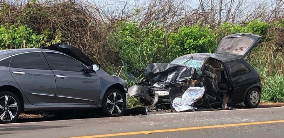 Mãe e filha morrem após colisão frontal entre Honda Civic e Corsa na rodovia Nelson Barbieri