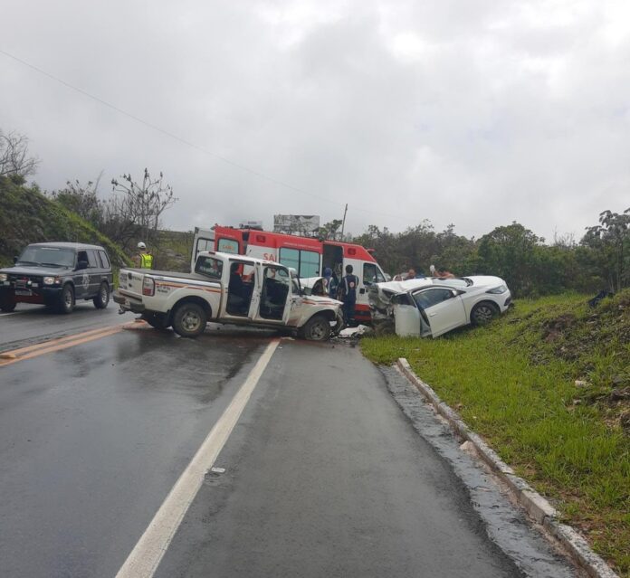 Acidente entre carro de passeio e viatura da polícia deixa cinco mortos e três feridos na MG-050