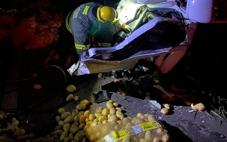 Rapaz de 29 anos morre após capotar caminhão carregado de batatas