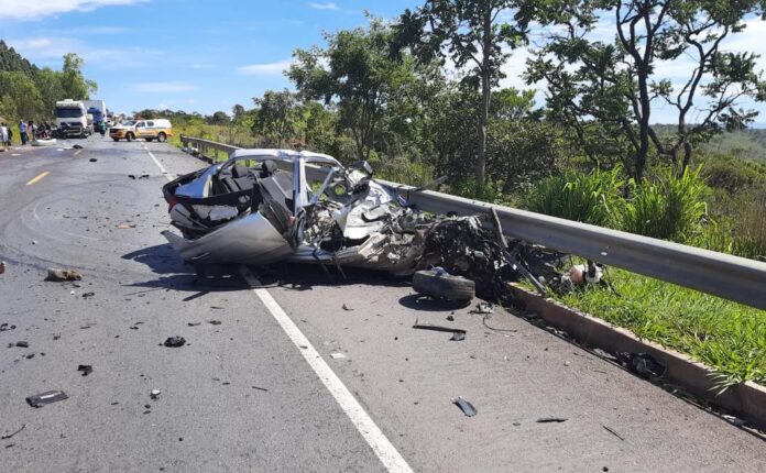 Acidente entre carro de passeio e caminhão mata 5 pessoas na BR-135