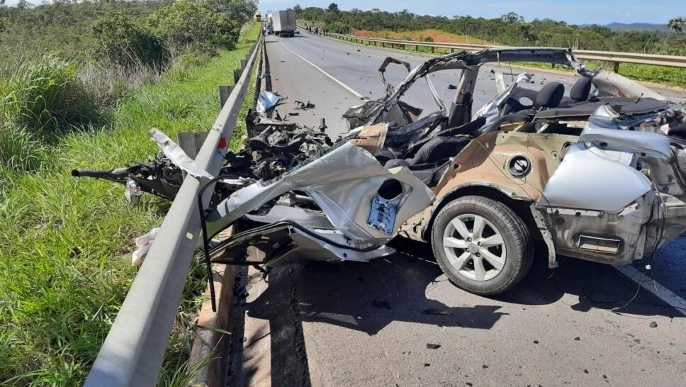 Acidente entre carro de passeio e caminhão mata 5 pessoas na BR-135