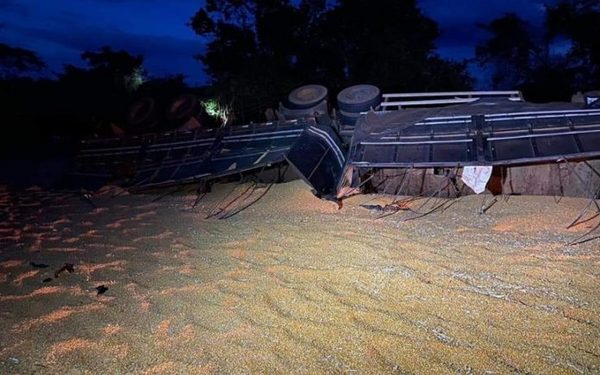 Motorista morre após bater carro de frente com caminhão na rodovia SP-338