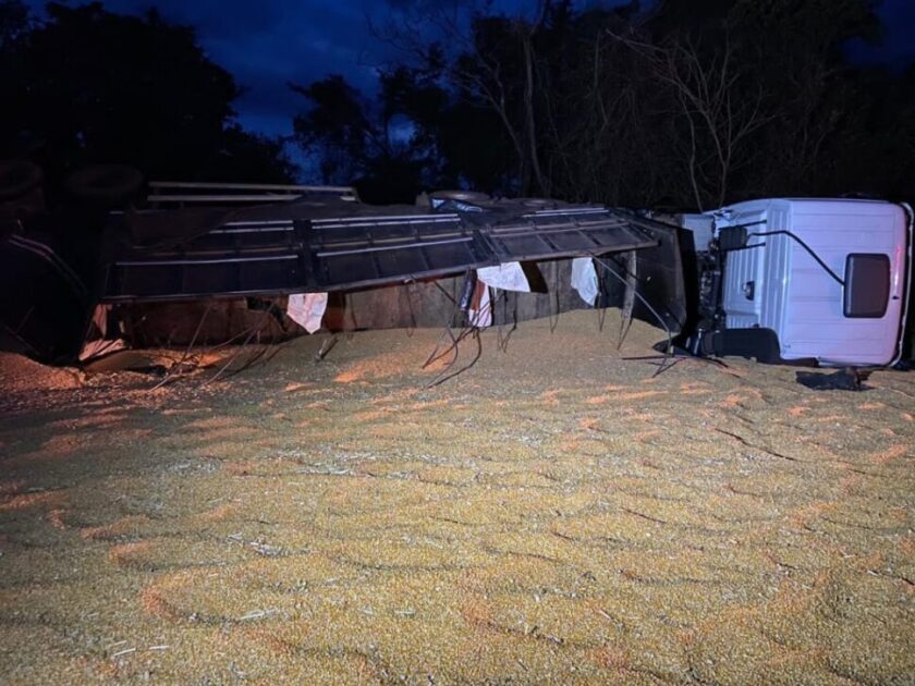 Motorista morre após bater carro de frente com caminhão 