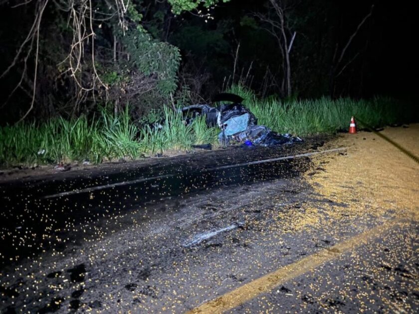 Motorista morre após bater carro de frente com caminhão 