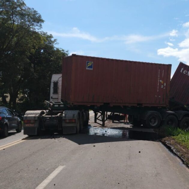 Carreta forma 'L' e derrama cerca de 600 litros de diesel na BR-491, em Guaxupé