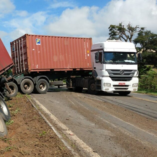 Carreta forma 'L' e derrama cerca de 600 litros de diesel na BR-491