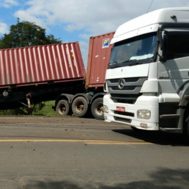 Carreta forma 'L' e derrama cerca de 600 litros de diesel 