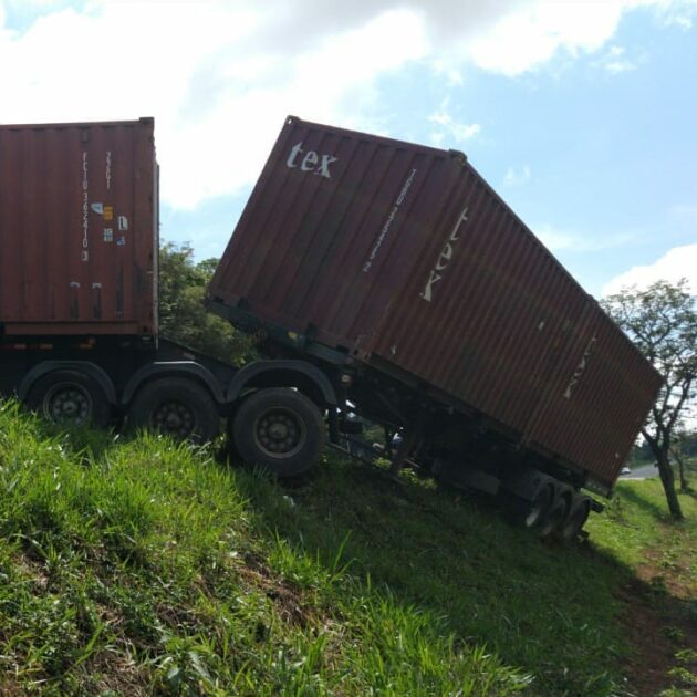 Carreta forma 'L' e derrama cerca de 600 litros de diesel na BR-491, em Guaxupé