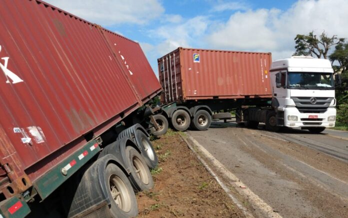 Carreta forma 'L' e derrama cerca de 600 litros de diesel na BR-491, em Guaxupé