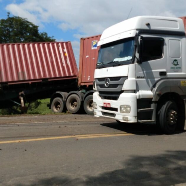 Carreta forma 'L' e derrama cerca de 600 litros de diesel na BR-491, em Guaxupé