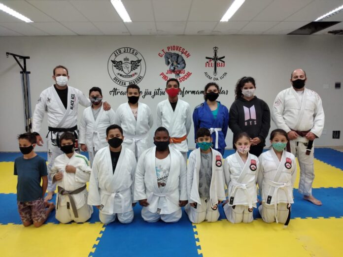 Escola de Jiu Jitsu - Projeto Transformando Vidas reúne cerca de 30 crianças e adolescentes em ação social