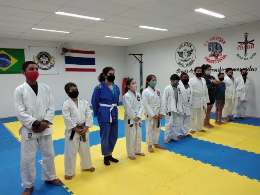 Escola de Jiu Jitsu - Projeto Transformando Vidas reúne cerca de 30 crianças e adolescentes em ação social