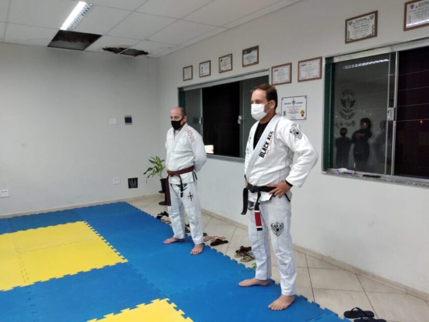 Escola de Jiu Jitsu - Projeto Transformando Vidas reúne cerca de 30 crianças e adolescentes em ação social