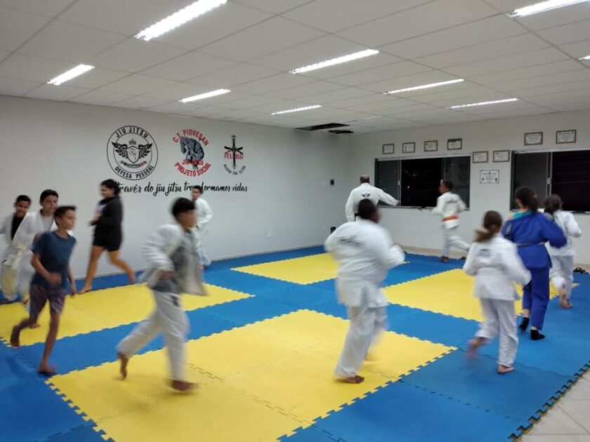 Escola de Jiu Jitsu - Projeto Transformando Vidas reúne cerca de 30 crianças e adolescentes em ação social