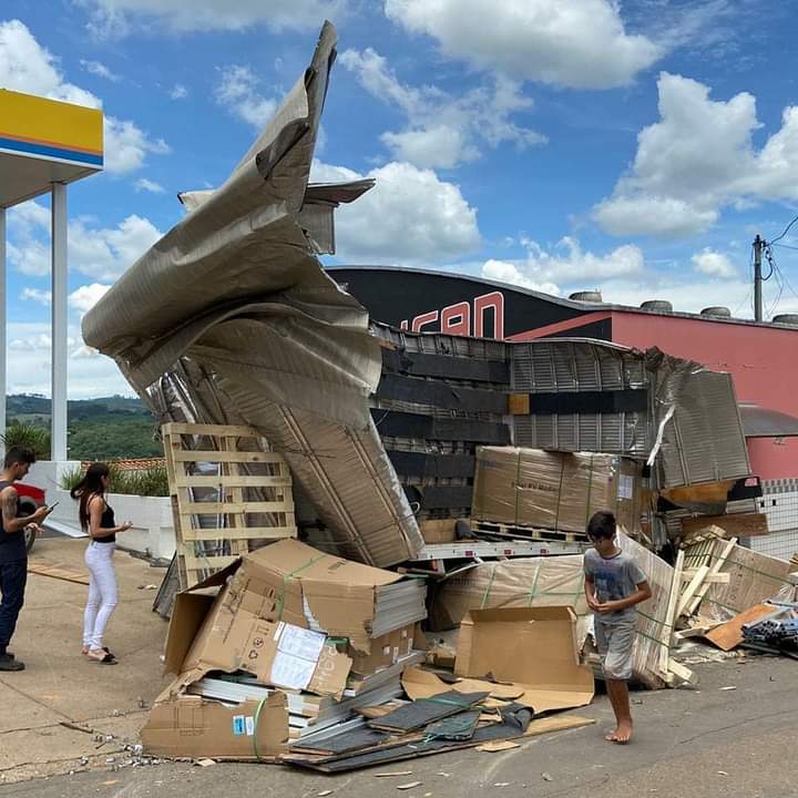 Caminhão perde os freios, bate em veículos e colide contra parede de loja de roupas íntimas