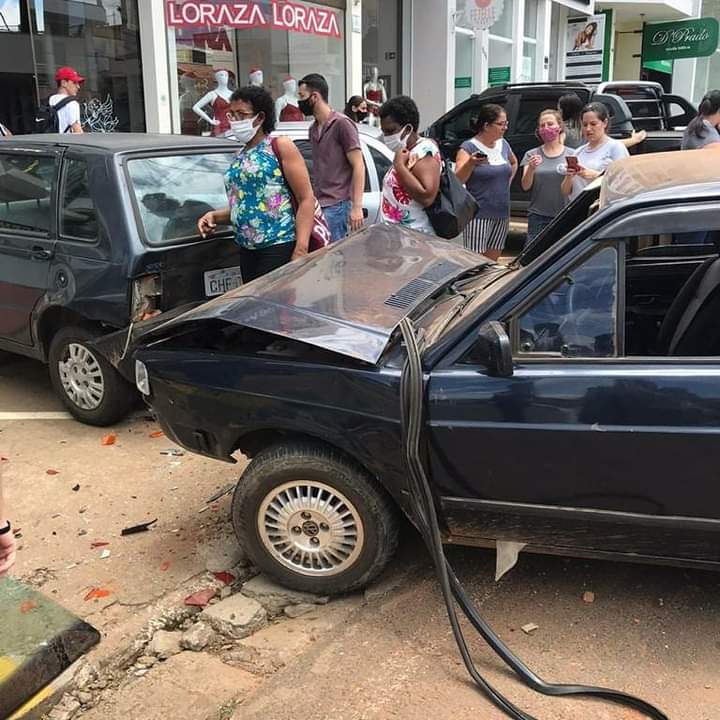 Caminhão perde os freios, bate em veículos e colide contra parede de loja de roupas íntimas