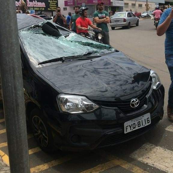 Caminhão perde os freios, bate em veículos e colide contra parede de loja de roupas íntimas