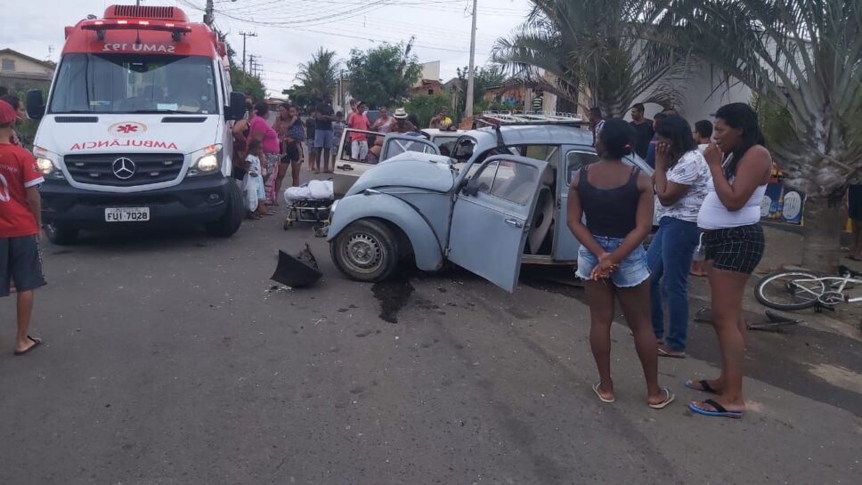 Acidente entre saveiro e fusca deixa 5 pessoas feridas 